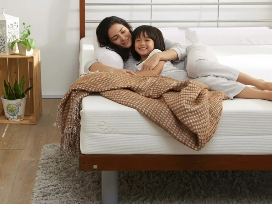 Mother and daughter relaxing on a long-lasting BayShop natural latex mattress